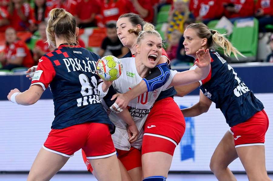 Katrine Heindahl slider sig igennem kroatisk forsvar