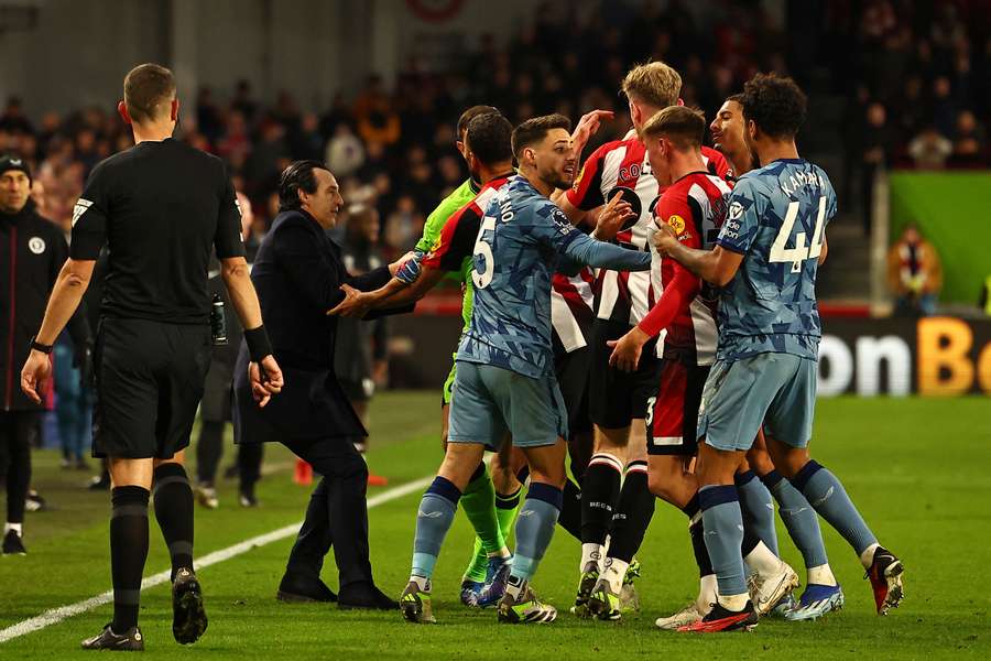 Brentford og Villa-spillere i clinch efter kampen.