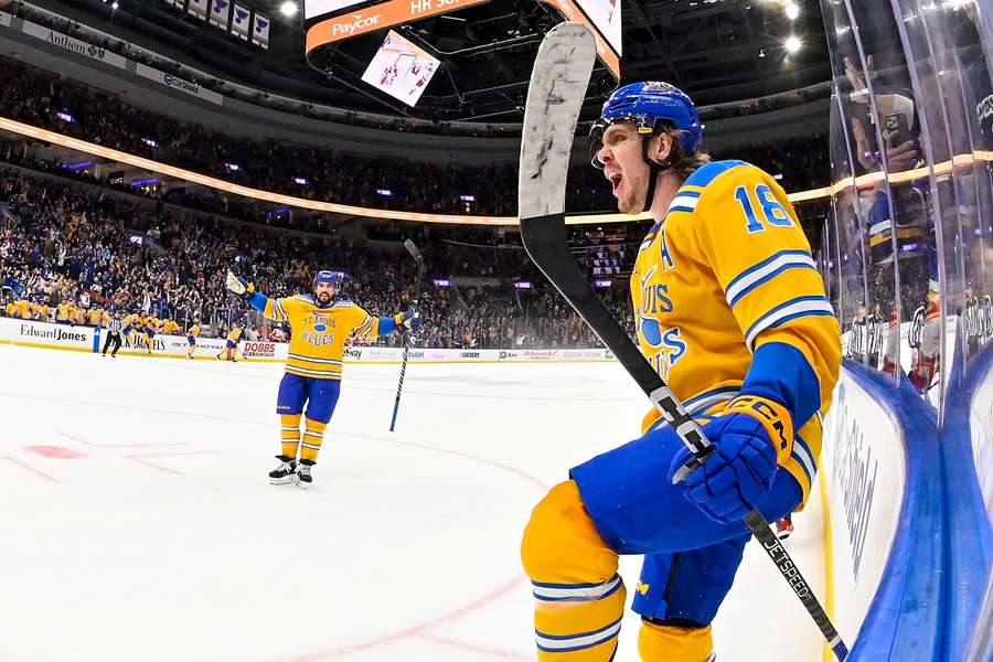 Robert Thomas bejubelt sein Siegtor für die St. Louis Blues gegen die Calgary Flames.