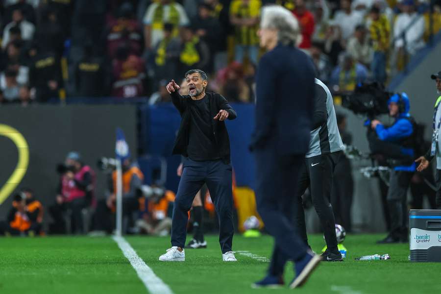 Sérgio Conceição dá instruções diante de Jorge Jesus, do Al Nassr