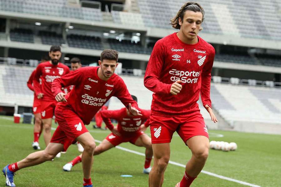 O elenco do Athletico-PR realizou treinamento na Ligga Arena