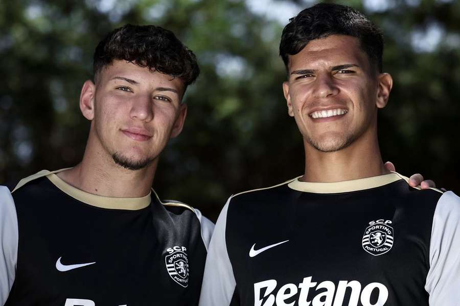 Diogo Travassos com Mateus Fernandes no estágio do Sporting, em Lagos