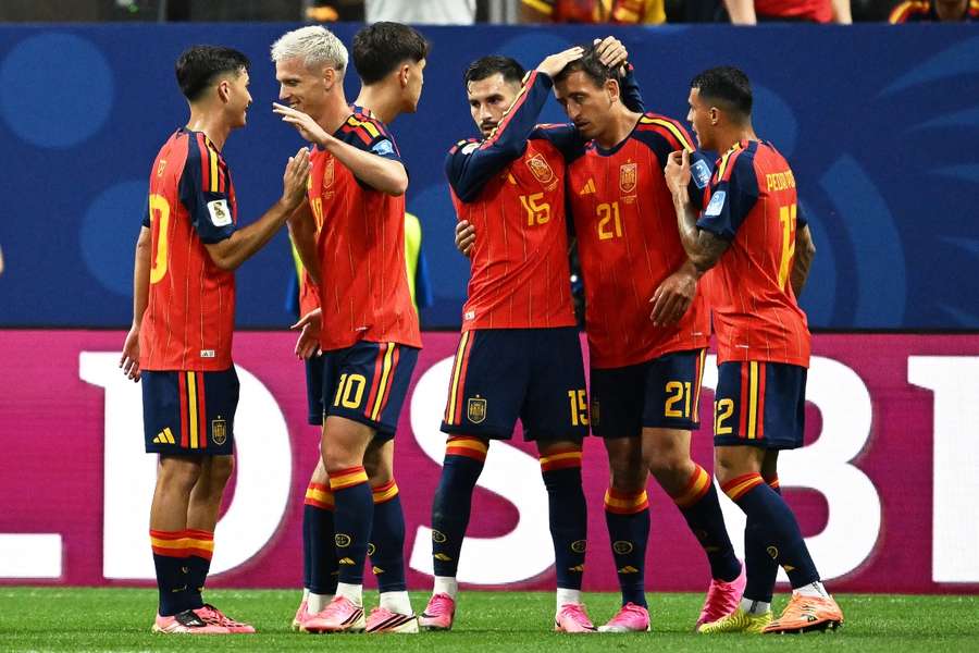 Los jugadores de España celebran uno de los dos goles de Oyarzábal