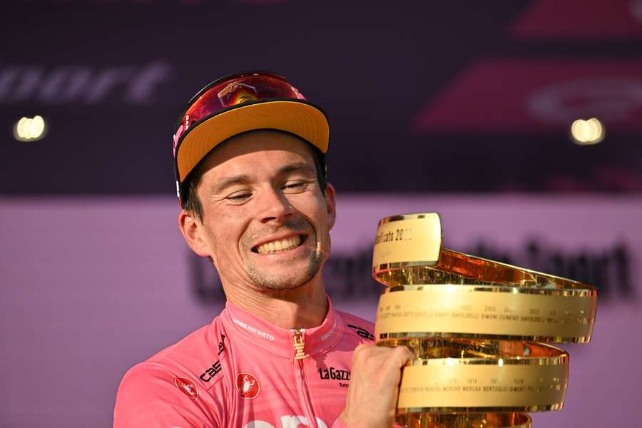 Primoz Roglich mit seiner Giro d'Italia-Trophäe