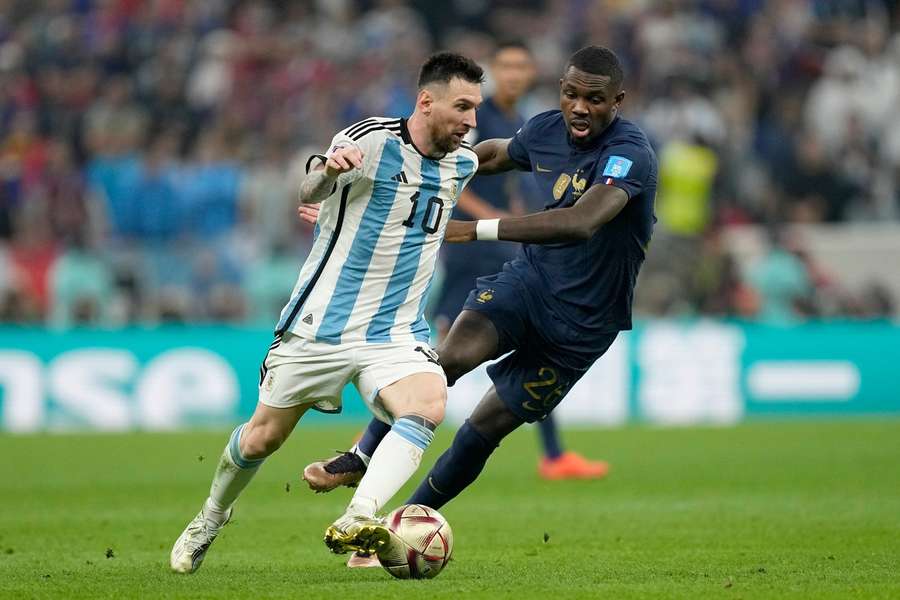 Marcus Thuram au duel avec Lionel Messi lors de la finale de la Coupe du monde.