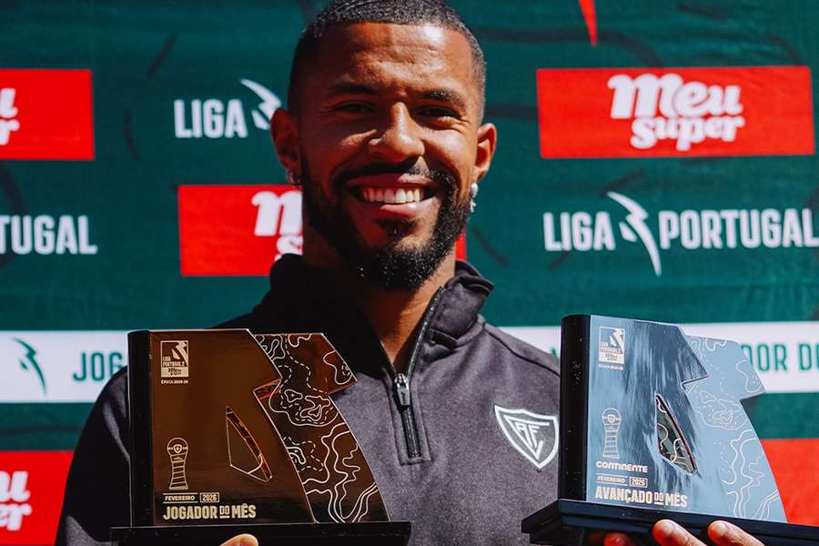 André Clóvis com os prémios de jogador e avançado do mês