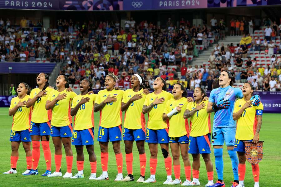 La selección femenina de Colombia, cantando el himno nacional