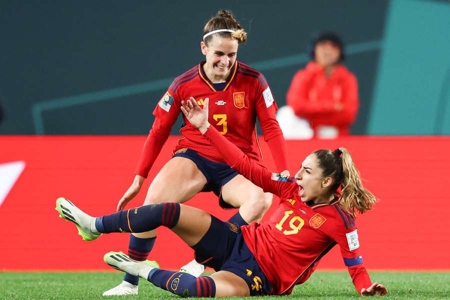 Olga Carmona celebra, junto a Tere Abelleira, su decisivo gol.