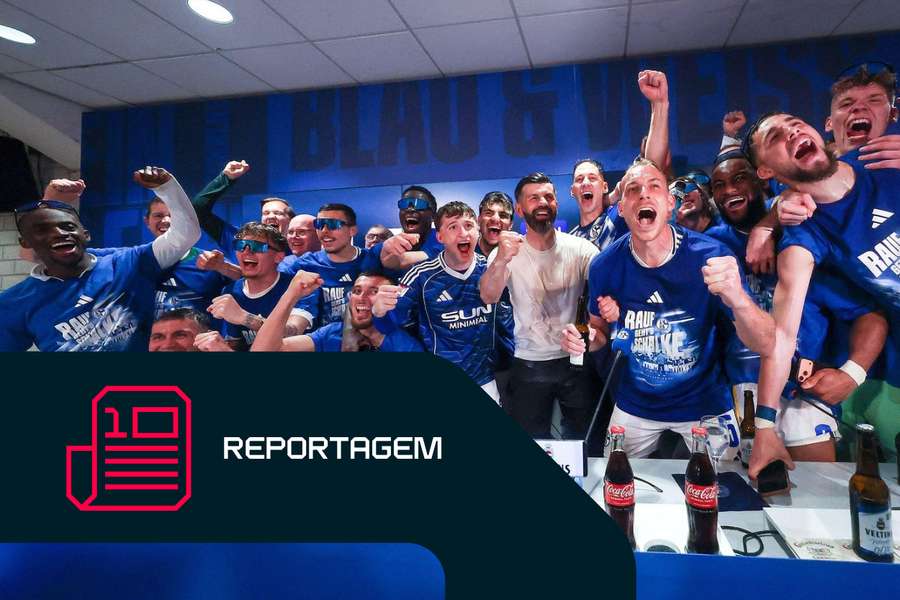 Jogadores do Schalke a celebrar a subida à Bundesliga alemã