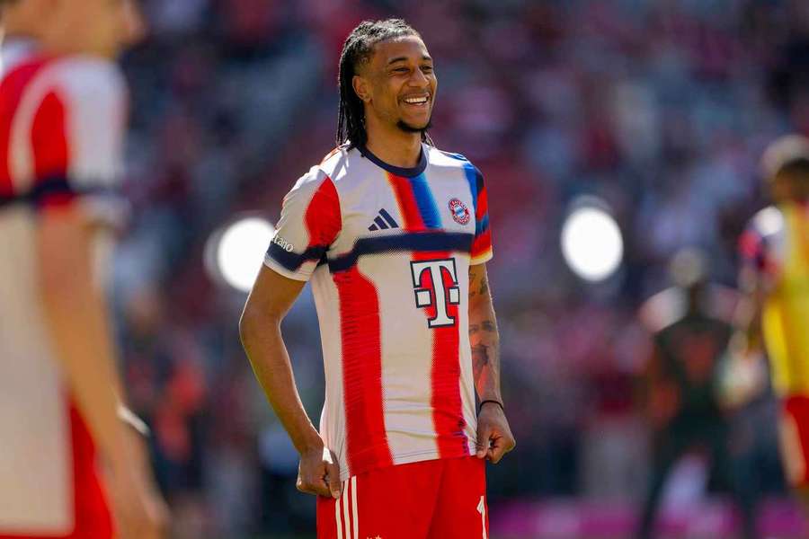 Michael Olise verzaubert Bixente Lizarazu.