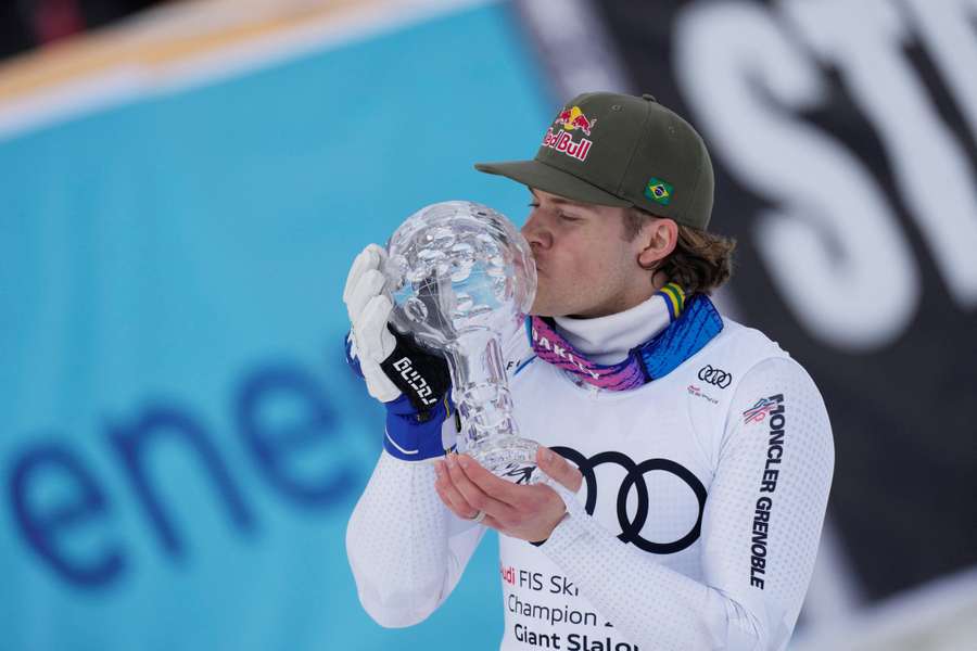 Lucas Pinheiro Braathen conquista o Globo de Cristal do slalom gigante Lucas Pinheiro Braathen conquista o Globo de Cristal do slalom gigante