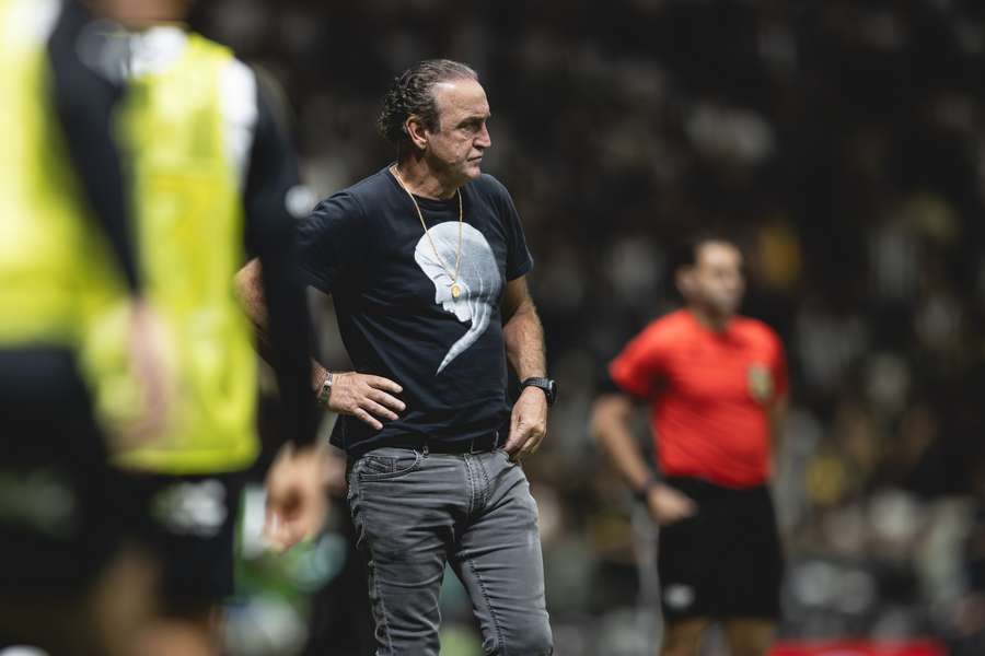 Cuca foi xingado por torcedores do Atlético-MG após partida na Arena MRV e ainda discutiu com diretor do Cruzeiro Cuca foi xingado por torcedores do Atlético-MG após partida na Arena MRV e ainda discutiu com diretor do Cruzeiro
