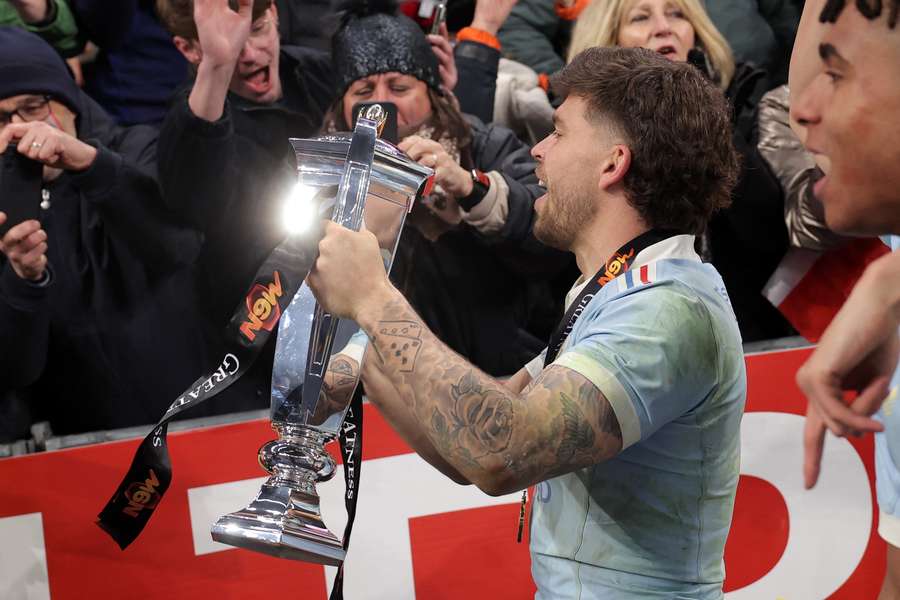 Matthieu Jalibert avec le trophée