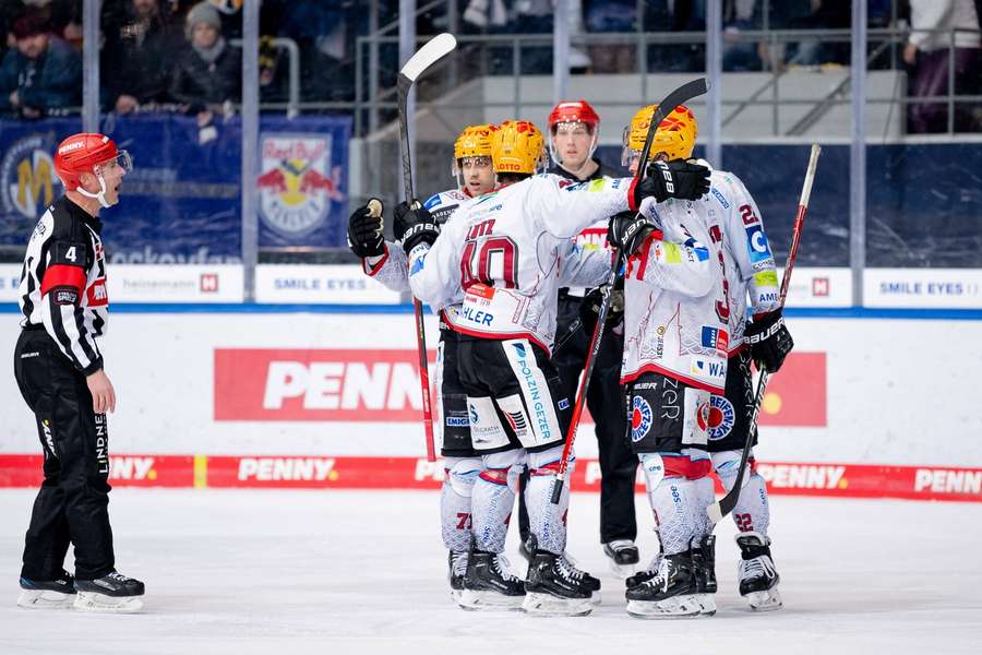 Die Pinguine feiern das zwischenzeitliche 2:1 durch  Niklas Andersen.