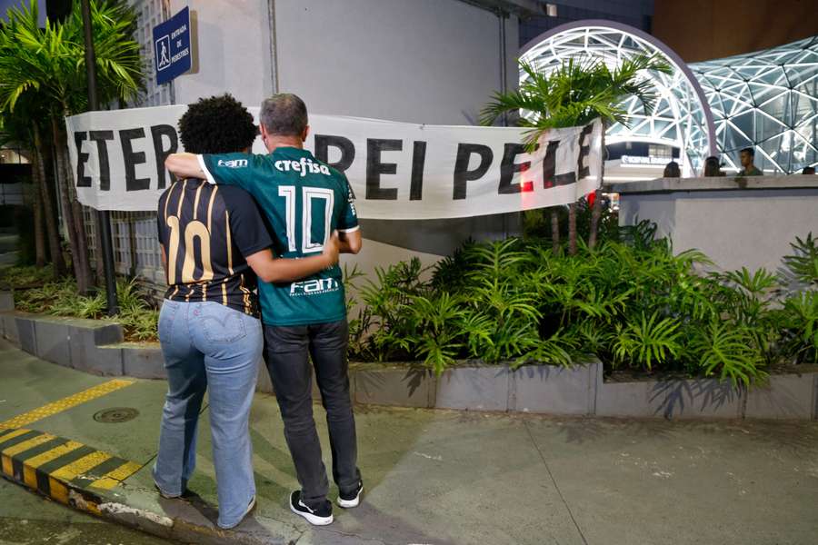 Adeptos vão-se juntando perto do hospital onde Pelé faleceu