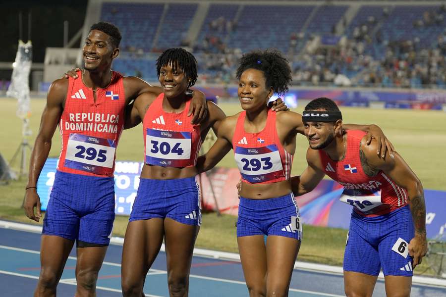 República Dominicana se impone en el relevo mixto 4x400 m República Dominicana se impone en el relevo mixto 4x400 m