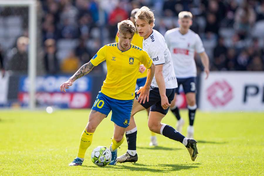 Brøndbys Daniel Wass i kamp med AGFs Mads Emil Madsen under superligakampen mellem AGF og Brøndby IF 