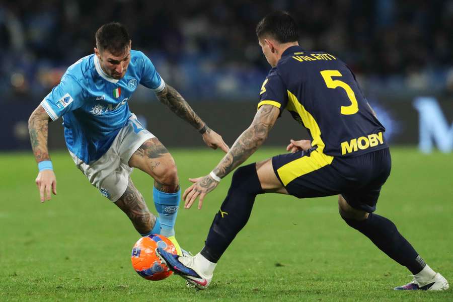 Matteo Politano (vlevo) z Neapole a Lautaro Valenti z Coma v zápase 16. kola Serie A. Matteo Politano (vlevo) z Neapole a Lautaro Valenti z Coma v zápase 16. kola Serie A.