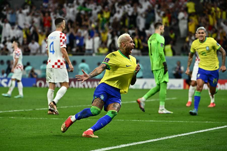 Neymar igualou Pelé como o melhor marcador de sempre do Brasil, com 77 golos