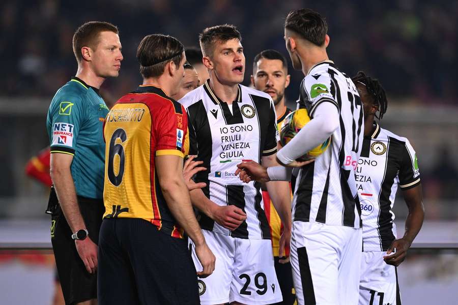 Lucca discute con sus compañeros por lanzar un penalti