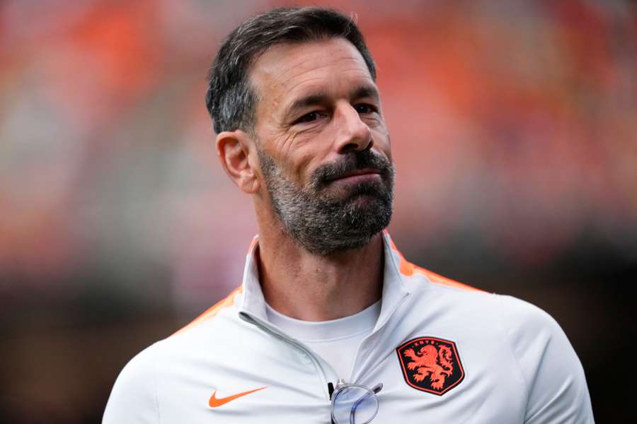 Ruud van Nistelrooy formará equipo con Xavi Hernández