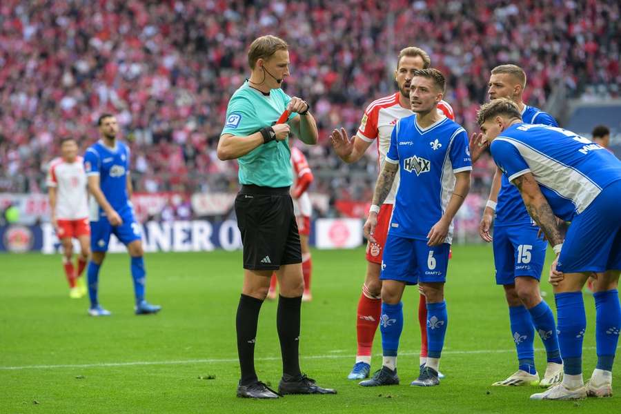 Schiri Martin Petersen zückte den Roten Karton in extremer Regelmäßigkeit.