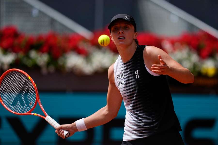 Świątek otworzyła kort na Bernabeu. Zagrała z Courtois i otrzymała koszulkę od Pereza