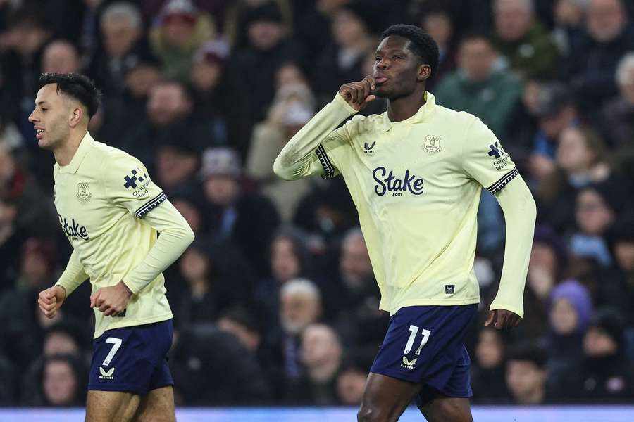 Everton získal vo Villa Parku všetky tri body.