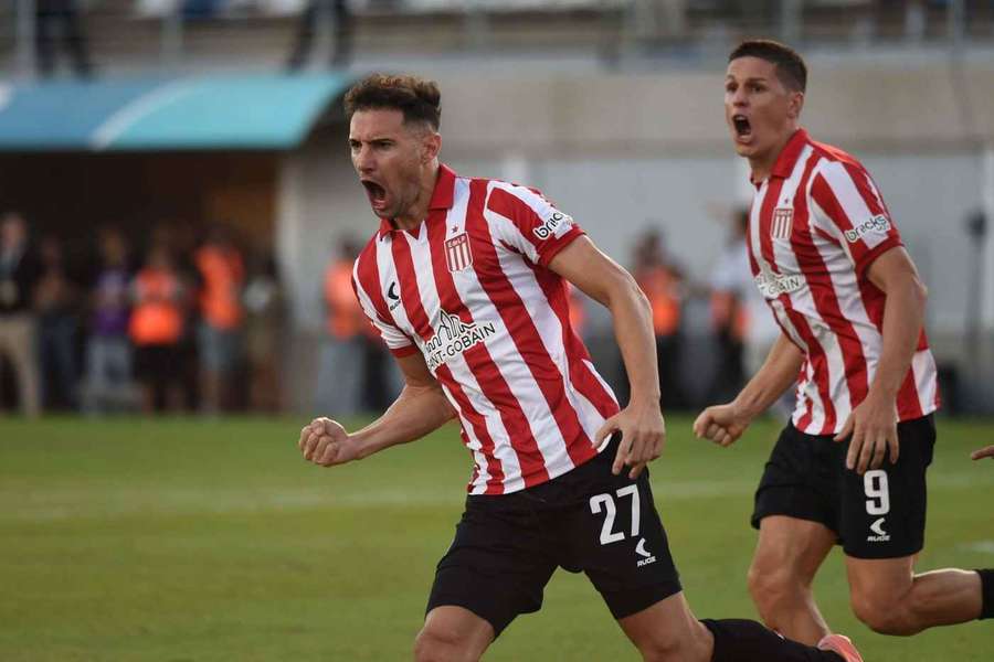Lucas Alario bisou e deu o troféu ao Estudiantes