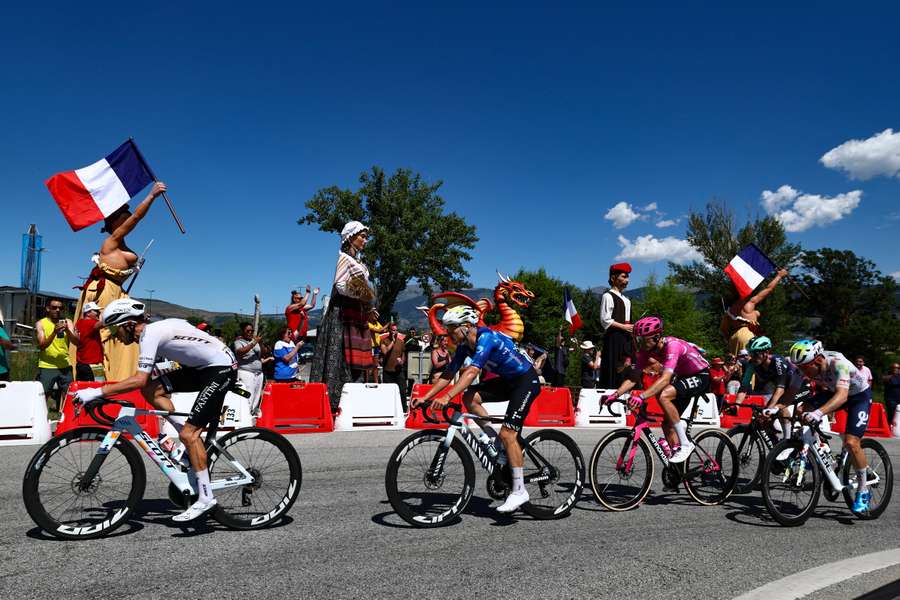 Les coureurs du Tour de France sont entrés en France, où le final aura lieu "sans public" Les coureurs du Tour de France sont entrés en France, où le final aura lieu "sans public"