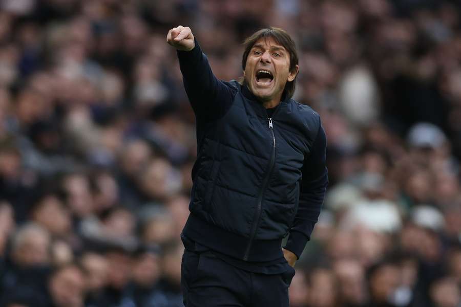 Antonio Conte assegurou estar comprometido com o projeto do Tottenham