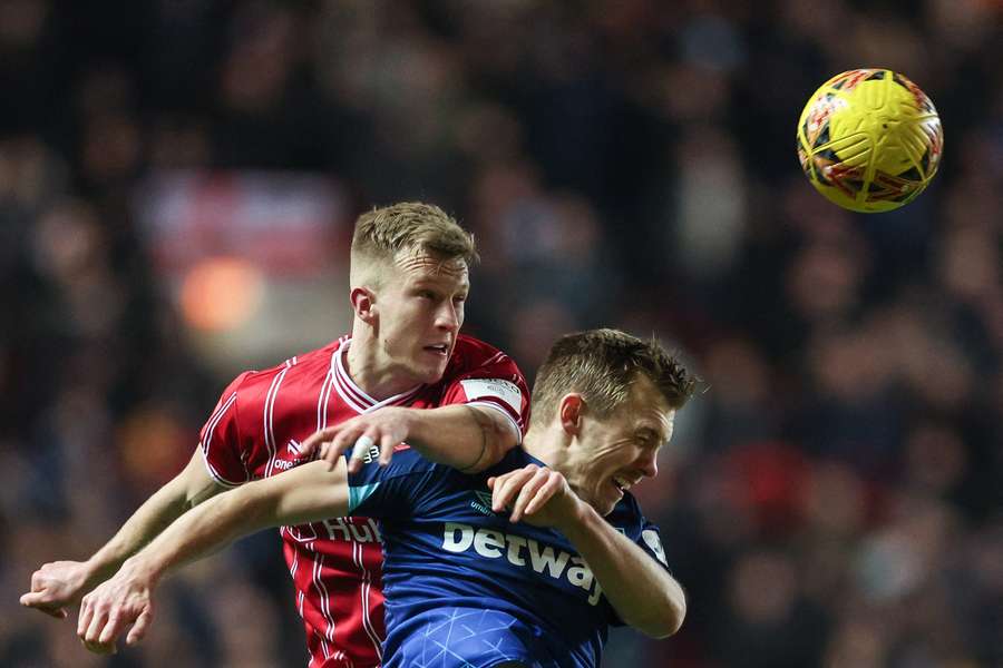 Ross McCrorie luptă pentru minge cu James Ward-Prowse