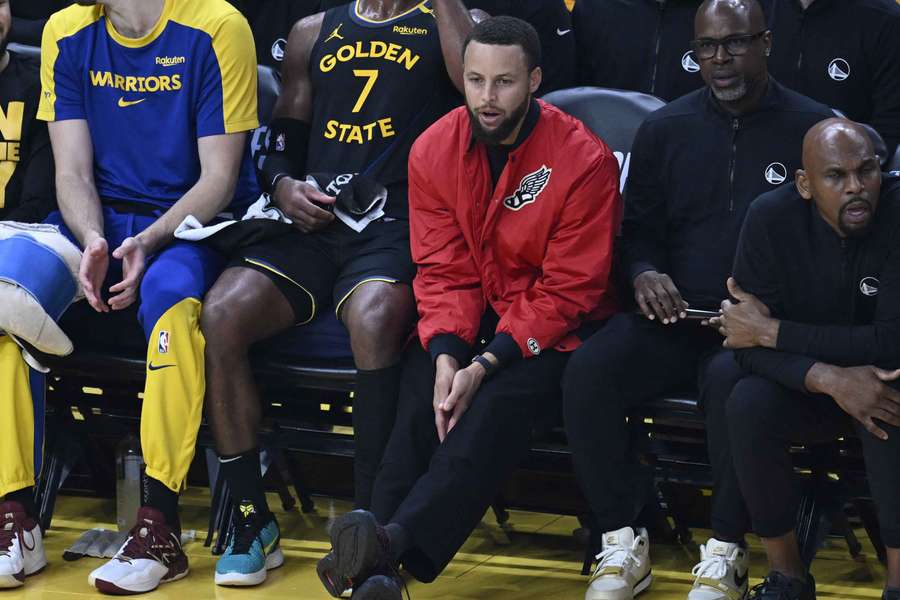 Stephen Curry sur le banc de Golden State.