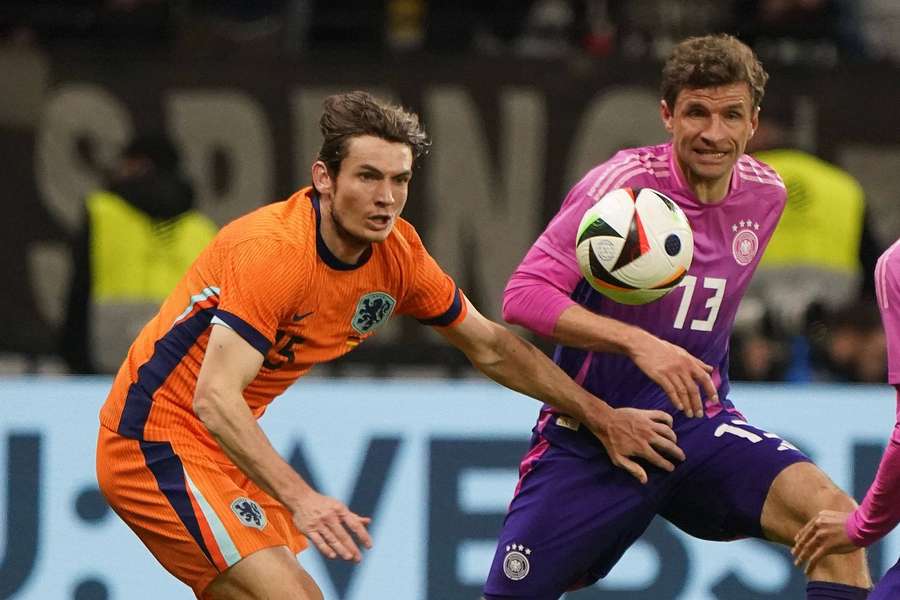 Marten de Roon in duel met Thomas Müller