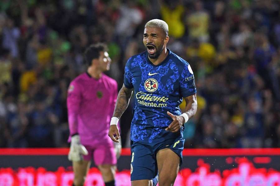 El uruguayo Rodrigo Aguirre celebra con rabia su gol