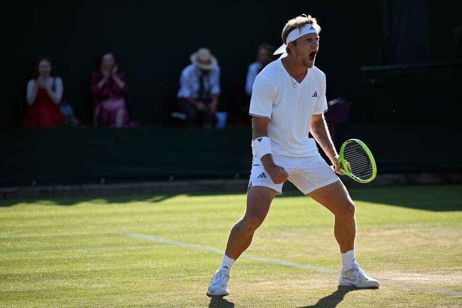 Alejandro Davidovich celebra a sua vitória em Wimbledon frente a Marton Fucsovics