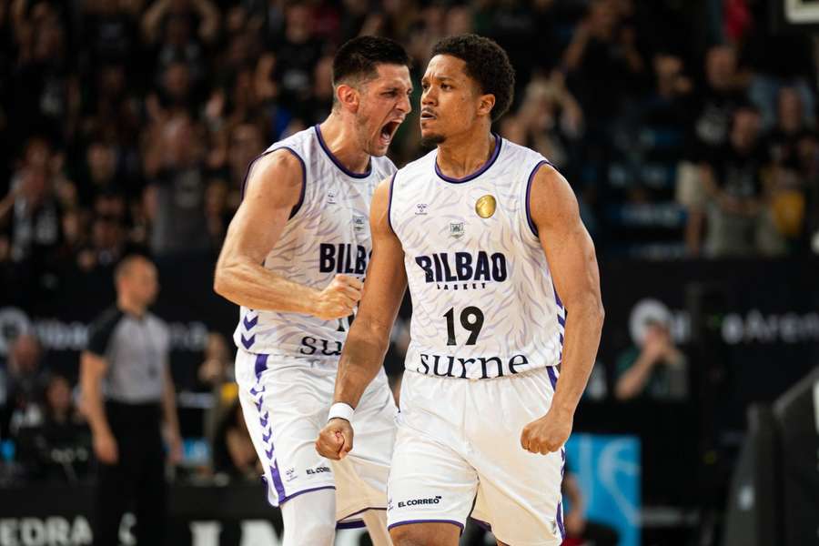 Melwin Pantzar y Martin Krampelj celebran el título del Bilbao Basket