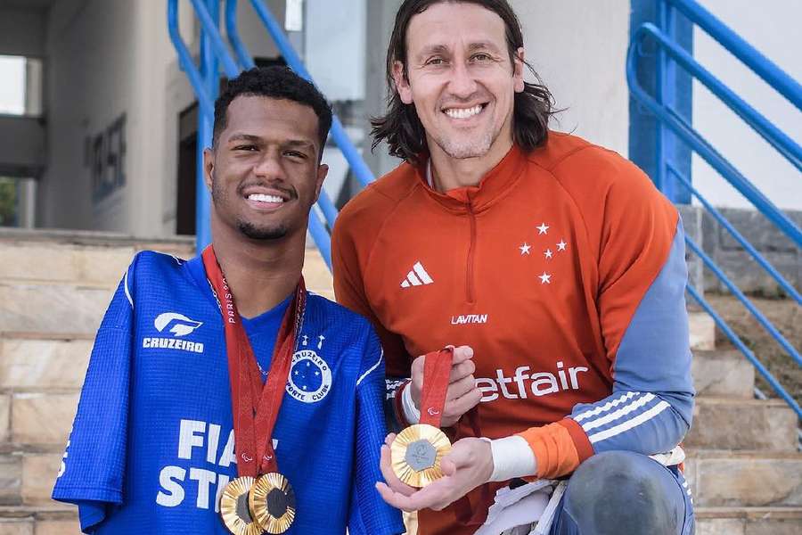 Gabrielzinho ao lado do goleiro Cássio, um dos grandes nomes do Cruzeiro atual 