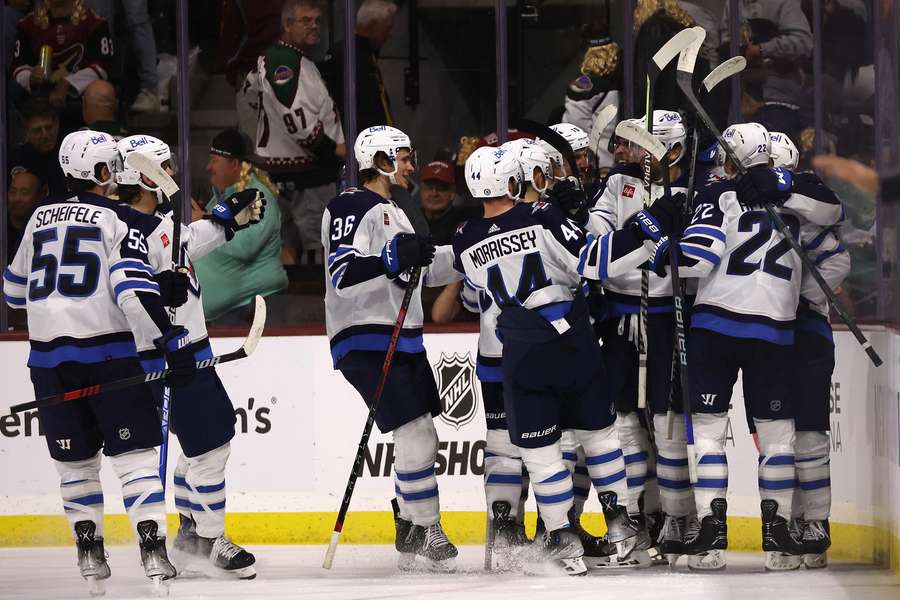 NHL, i Jets rovinano il debutto dei Coyotes alla Mullett Arena