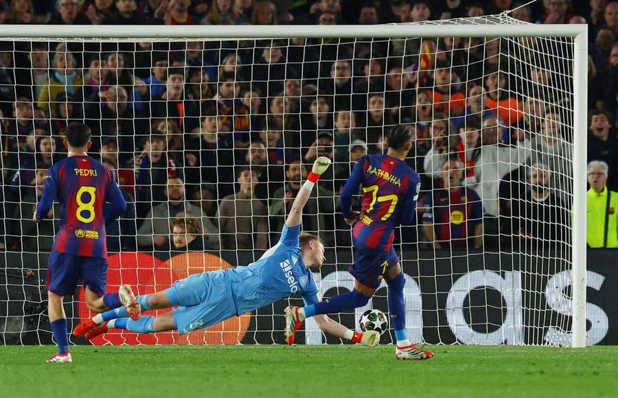 Raphinha scores past Aaron Ramsdale