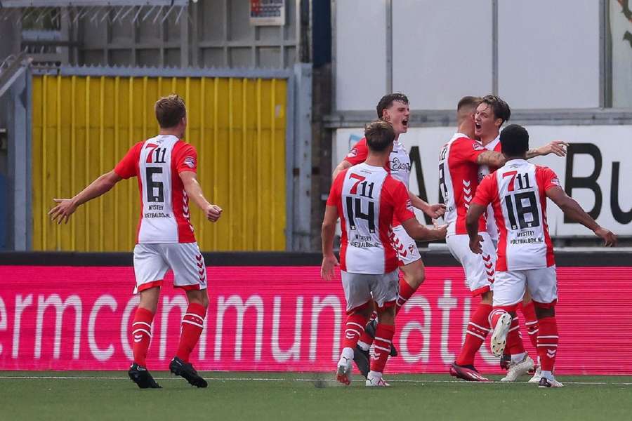 Jeff Hardeveld viert de 0-2 tegen SC Cambuur