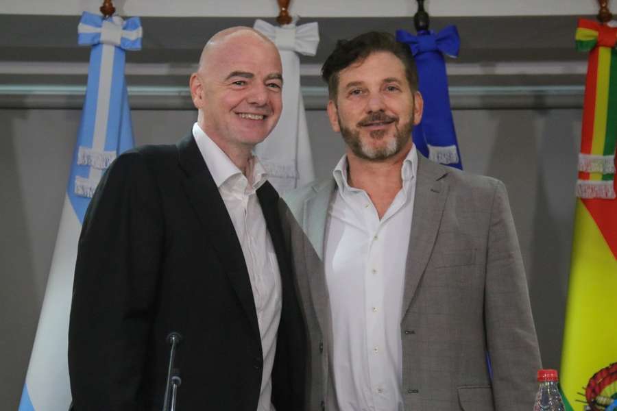 Il presidente della FIFA Gianni Infantino e il presidente della Conmebol Alejandro Dominguez