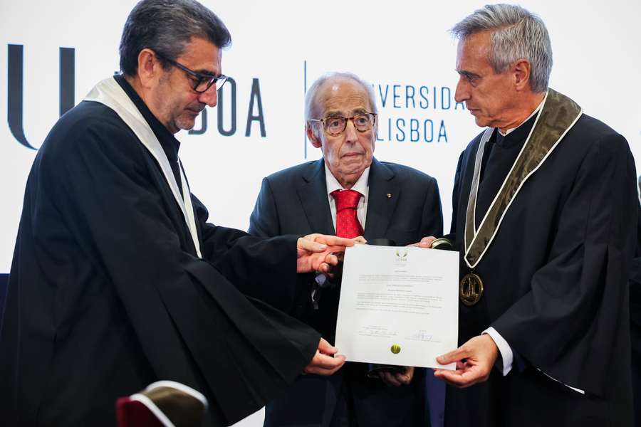 José Manuel Constantino ao centro, junto do reitor da Universidade de Lisboa e do presidente da Faculdade de Motricidade Humana