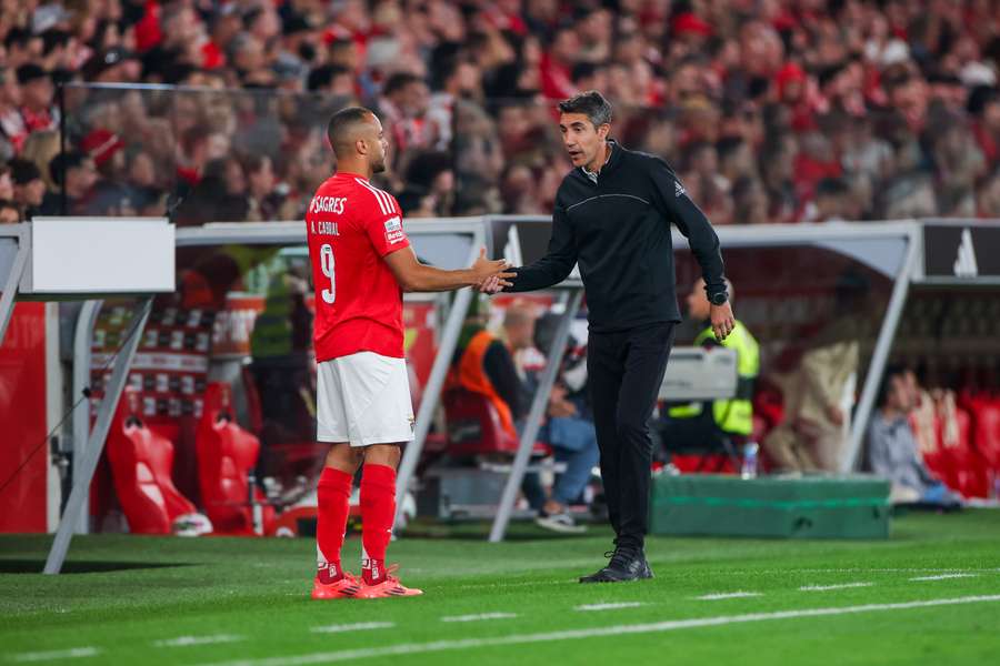 Bruno Lage, treinador do Benfica, com Arthur Cabral