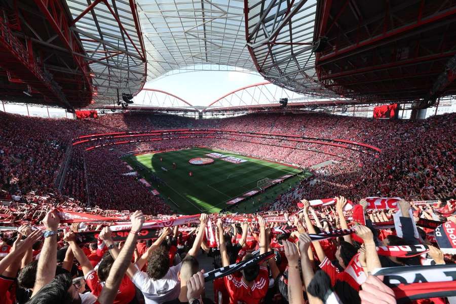O Estádio da Luz no dérbi com o Sporting