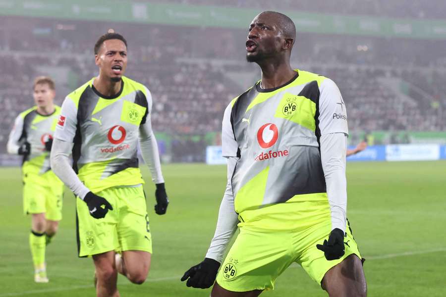 Útočník Dortmundu Serhou Guirassy slaví vítězný gól proti Wolfsburgu.