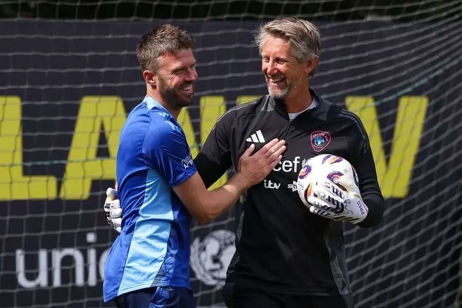 Van der Sar com Carrick, antigos companheiros do United