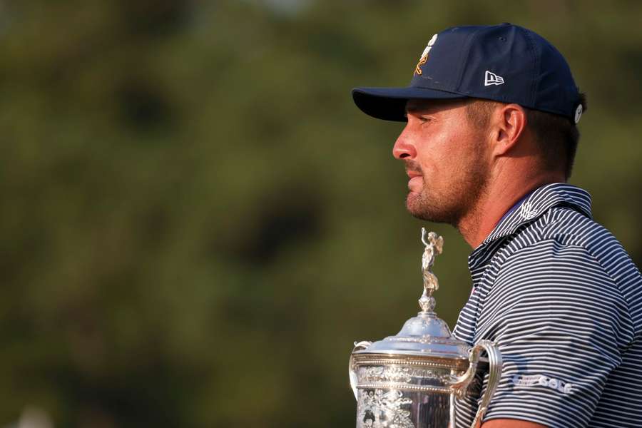 Bryson DeChambeau mit seiner Siegertrophäe.