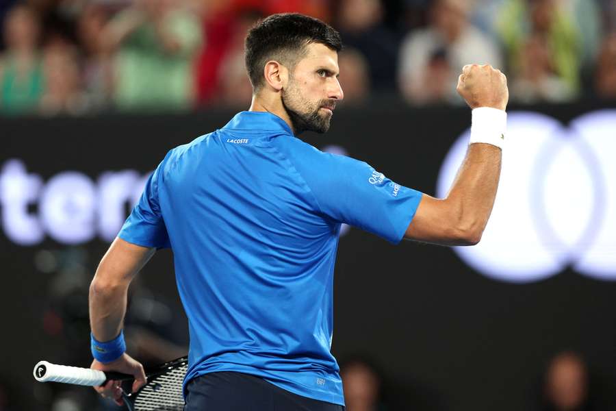 Novak Djokovic esulta dopo il set vinto contro Carlos Alcaraz