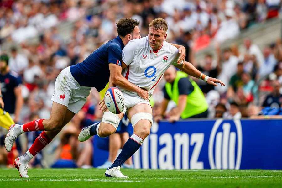 Alex Dombrandt, de Inglaterra, placado durante o Inglaterra XV vs França XV no Estádio de Twickenham